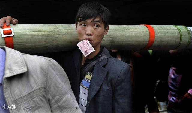 打工小伙倒地無人管，老太太救了他一命，小伙走時喊了她一聲娘