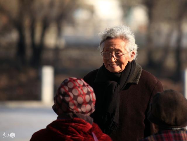 打工小伙倒地無人管，老太太救了他一命，小伙走時喊了她一聲娘