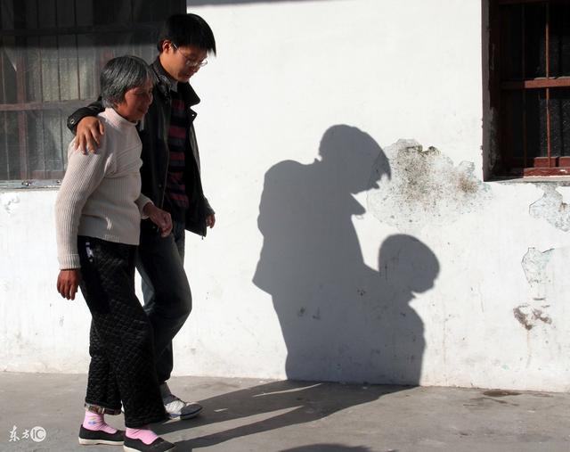 打工小伙倒地無人管，老太太救了他一命，小伙走時喊了她一聲娘