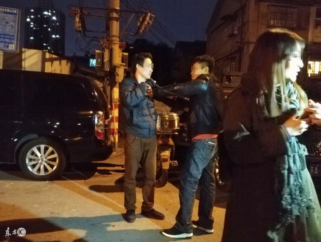 婦人路遇打劫，看到劫匪手臂上的疤痕，婦人呆住了，隨後痛哭流淚