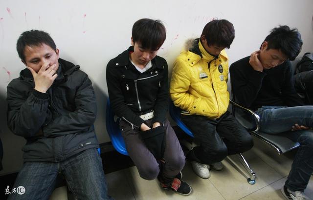 他被欺負朋友捨身救他，朋友被打他卻嚇跑了，還說朋友是孬種