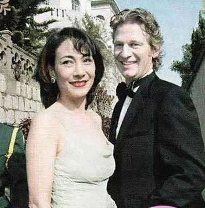 什麼樣的貴婿才能娶到賭王的女兒呢？賭王11個女兒情路坎坷！何超瓊痛失陳百強，何超英流浪絕望離世~~~
