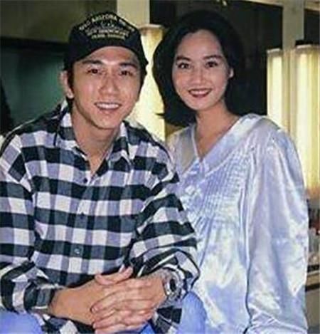 54歲溫兆倫近照曝光！曾帥氣迷人，一年換幾個女友！如今竟變這樣淒慘！臉部僵硬，老到認不出！
