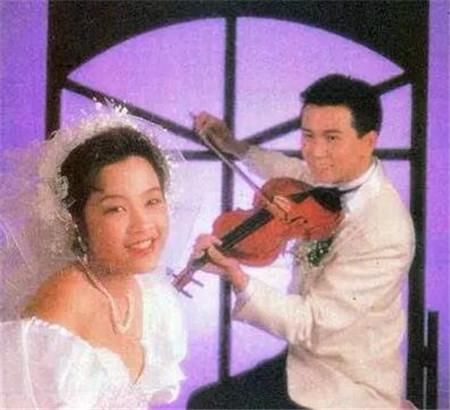 54歲溫兆倫近照曝光！曾帥氣迷人，一年換幾個女友！如今竟變這樣淒慘！臉部僵硬，老到認不出！