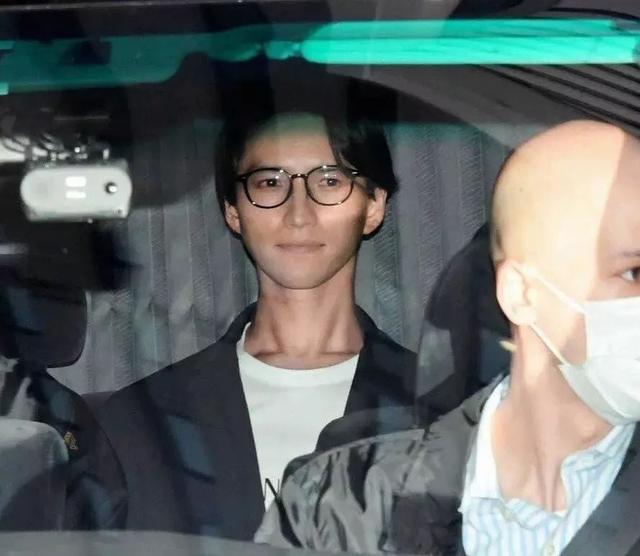 田口淳之介剛出警局就下跪16秒，道歉的同時宣布暫退娛樂圈