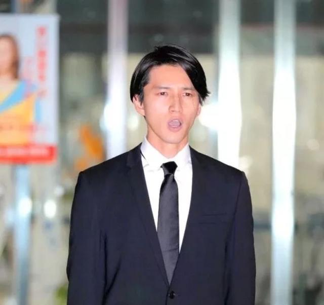 田口淳之介剛出警局就下跪16秒，道歉的同時宣布暫退娛樂圈