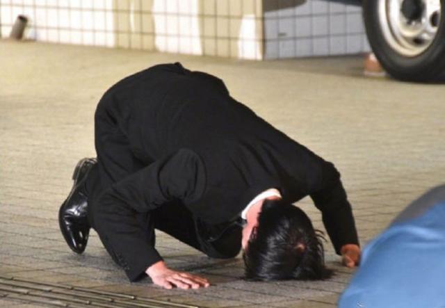田口淳之介剛出警局就下跪16秒，道歉的同時宣布暫退娛樂圈