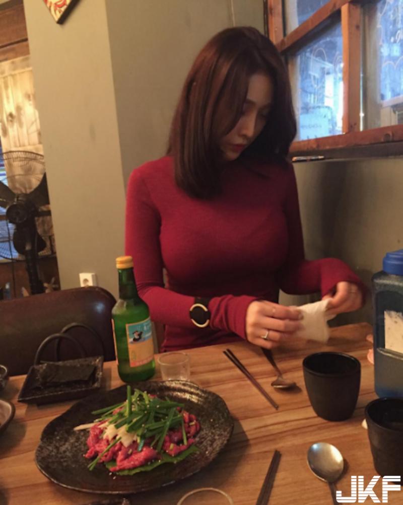 「餐廳逆天正妹」不小心喝茫被拍！讓大家精神都來了…