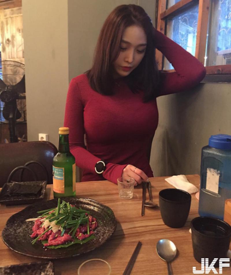 「餐廳逆天正妹」不小心喝茫被拍！讓大家精神都來了…