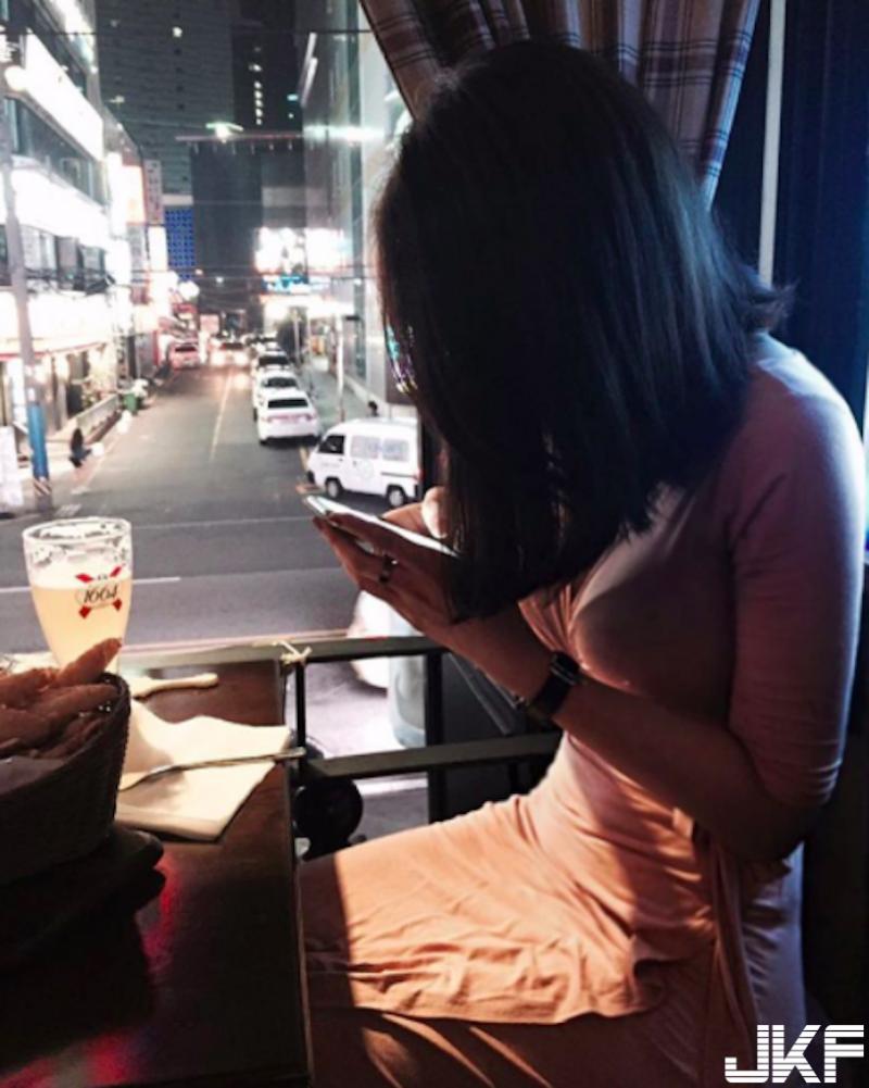 「餐廳逆天正妹」不小心喝茫被拍！讓大家精神都來了…
