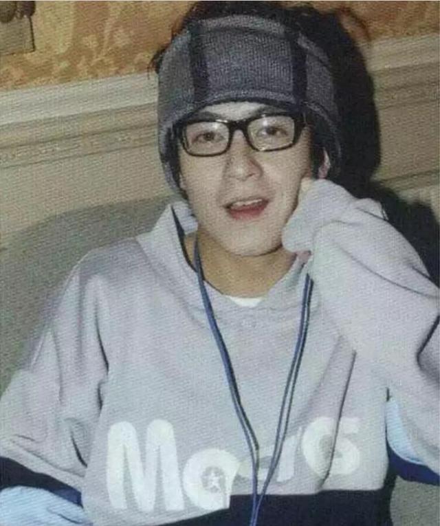 男星出道前的顏值，吳彥祖肩寬頭小身材好好，陳曉這長相妥妥校草