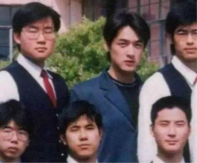 男星出道前的顏值，吳彥祖肩寬頭小身材好好，陳曉這長相妥妥校草