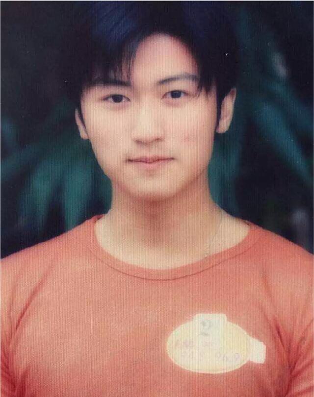男星出道前的顏值，吳彥祖肩寬頭小身材好好，陳曉這長相妥妥校草