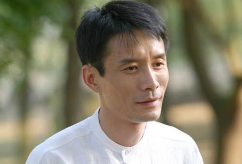 下崗後轉行當演員，低調演戲18年無緋聞，娶小7歲嬌妻幸福至今