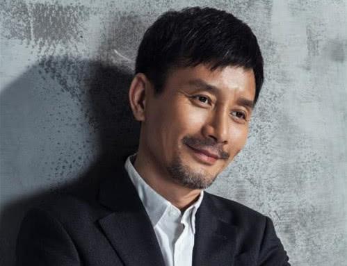 下崗後轉行當演員，低調演戲18年無緋聞，娶小7歲嬌妻幸福至今