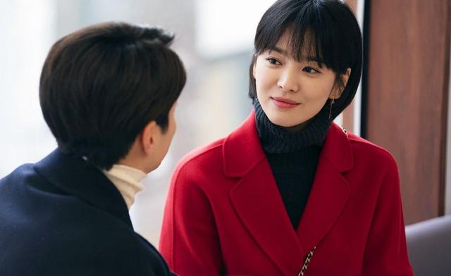 雙宋夫婦的「真愛」！宋慧喬為IU新片做應援，寵溺滿滿感情超好