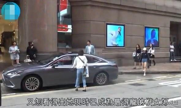 李澤楷女友出街購物，獲得豪車接送，她離嫁入豪門又近了一步！