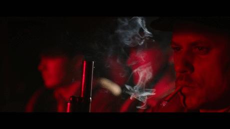 豆瓣7.3分！「雌雄大盜」變為「萬人偶像」！這是個什麼時代？