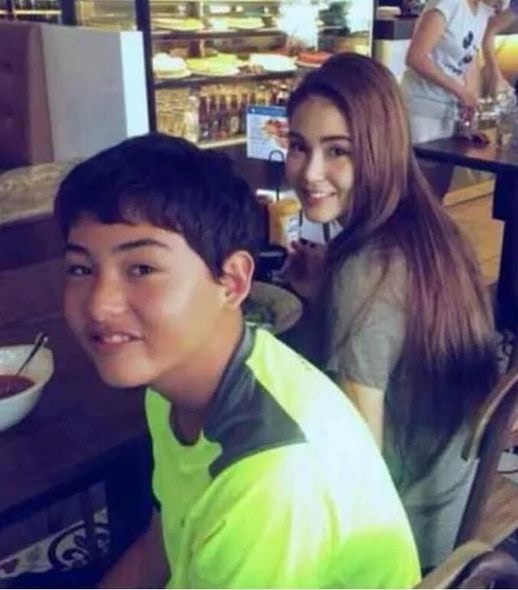 【搶完周杰倫的風頭!!】昆凌16歲弟弟肥仔進化史, 現在竟然變成超帥混血男神！