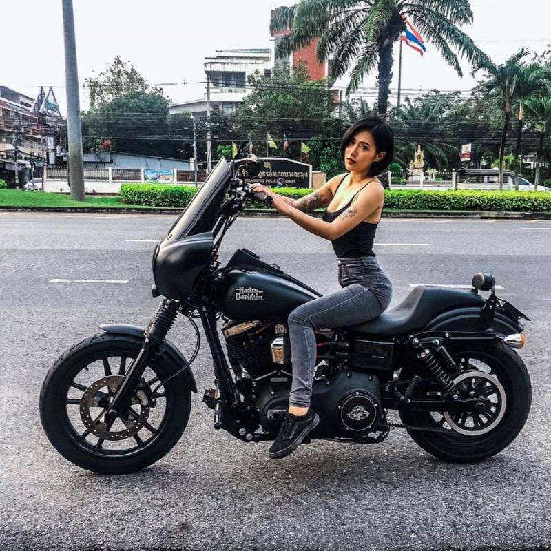 重機女孩「kaning」長腿翹臀有夠辣，只穿比基尼小褲褲騎車好想給她載～