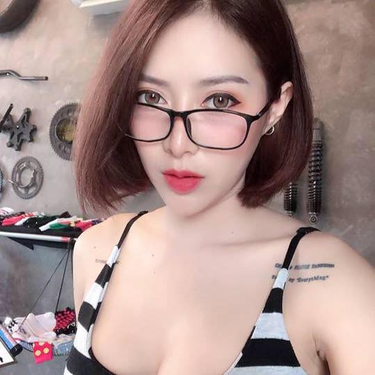 重機女孩「kaning」長腿翹臀有夠辣，只穿比基尼小褲褲騎車好想給她載～