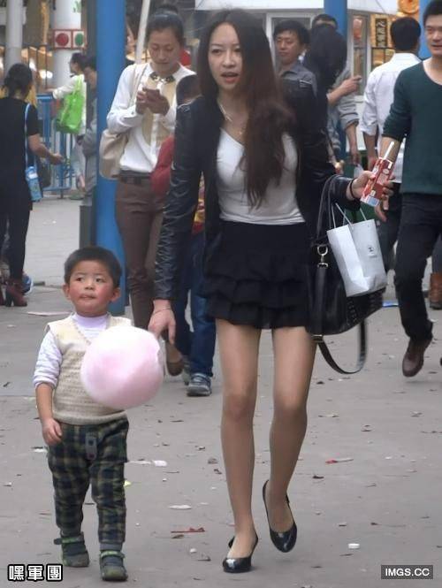 年輕媽媽帶著兒子在兒童游樂場玩耍, 親子活動，已經忘我！