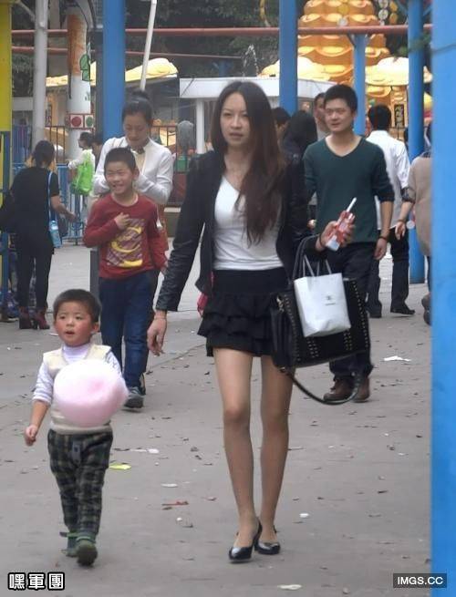 年輕媽媽帶著兒子在兒童游樂場玩耍, 親子活動，已經忘我！