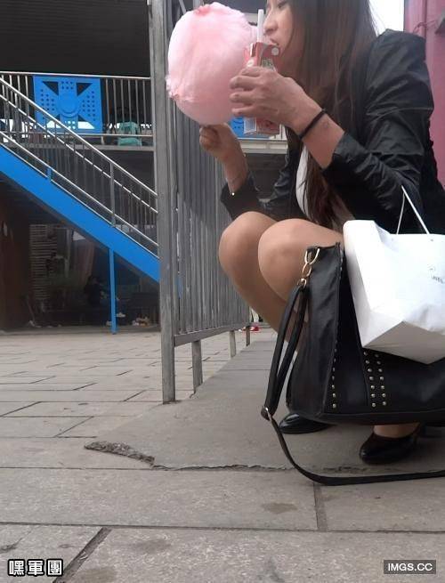 年輕媽媽帶著兒子在兒童游樂場玩耍, 親子活動，已經忘我！