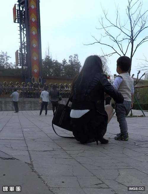 年輕媽媽帶著兒子在兒童游樂場玩耍, 親子活動，已經忘我！