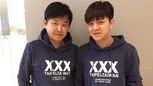 才剛送走爸爸！賀一航兒子「扛房貸壓力馬上復工」　餐廳開唱「爸我想你了」