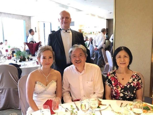 恭喜！​已故巨星劉家良55歲遺孀舉行盛大婚禮，場面可謂是十分隆重熱鬧，但是兩個女兒均沒到場祝賀！