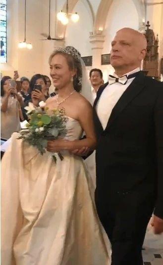 恭喜！​已故巨星劉家良55歲遺孀舉行盛大婚禮，場面可謂是十分隆重熱鬧，但是兩個女兒均沒到場祝賀！