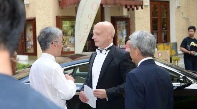 恭喜！​已故巨星劉家良55歲遺孀舉行盛大婚禮，場面可謂是十分隆重熱鬧，但是兩個女兒均沒到場祝賀！