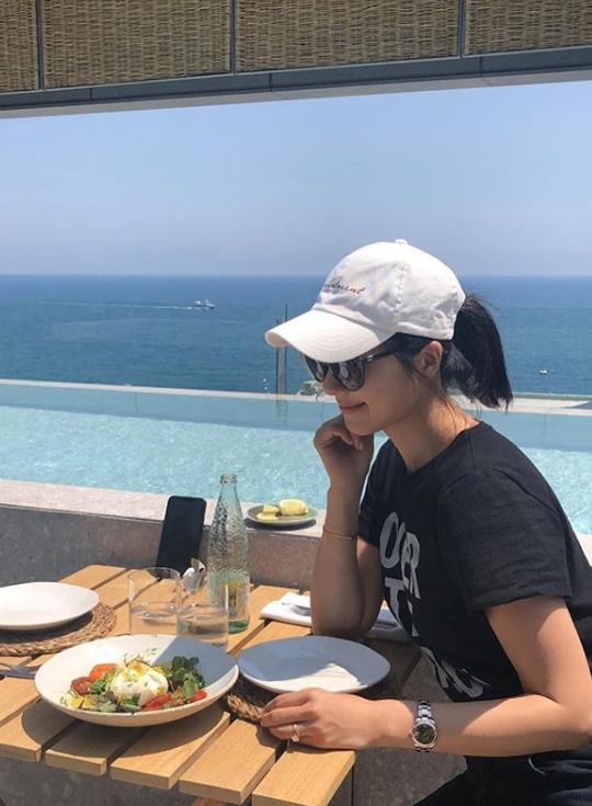 李亞男夫妻出遊巴塞隆納，王祖藍被老婆摟在懷裡似小弟！