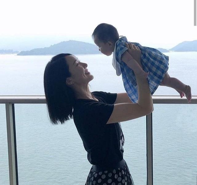 李亞男夫妻出遊巴塞隆納，王祖藍被老婆摟在懷裡似小弟！