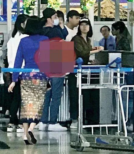 【林心如女兒首曝光！】依偎在霍建華身上十分軟萌，不知不覺「小海豚」也已經兩歲了！