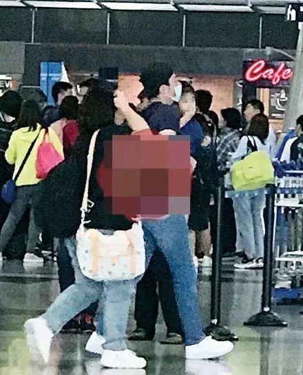 【林心如女兒首曝光！】依偎在霍建華身上十分軟萌，不知不覺「小海豚」也已經兩歲了！