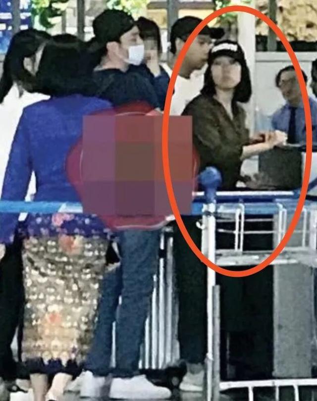 【林心如女兒首曝光！】依偎在霍建華身上十分軟萌，不知不覺「小海豚」也已經兩歲了！