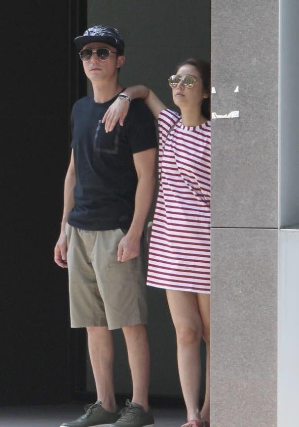 霍建華女兒首曝光，抱著小海豚父愛滿滿！網友：還是喜歡這樣的他