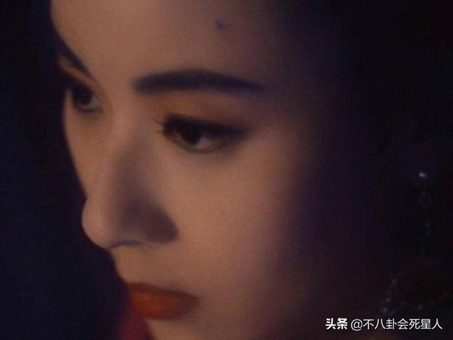 她顏值擊敗邱淑貞，劉德華都看呆，今55歲，一雙電眼太迷人