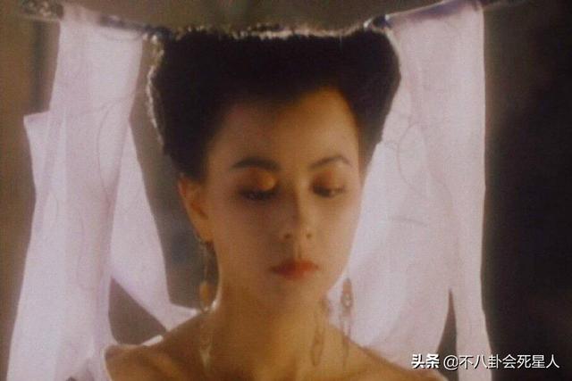 她顏值擊敗邱淑貞，劉德華都看呆，今55歲，一雙電眼太迷人