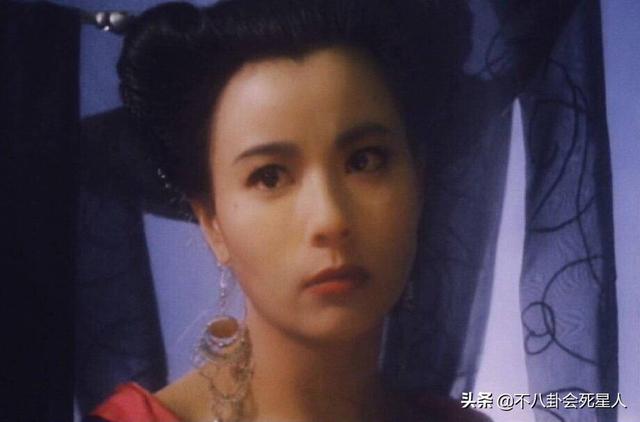 她顏值擊敗邱淑貞，劉德華都看呆，今55歲，一雙電眼太迷人