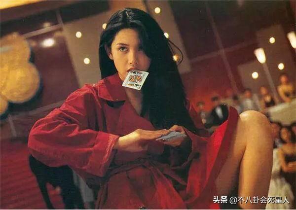 她顏值擊敗邱淑貞，劉德華都看呆，今55歲，一雙電眼太迷人