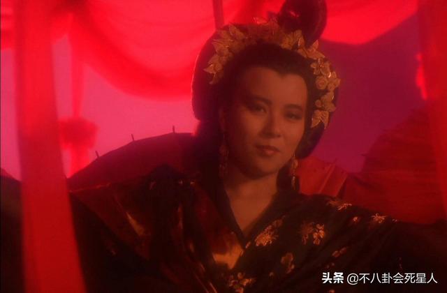 她顏值擊敗邱淑貞，劉德華都看呆，今55歲，一雙電眼太迷人