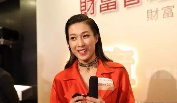 鍾嘉欣帶子女回港要父母幫忙 ，嘉欣直言一個人帶兩個小孩真得搞不掂，真羨慕好姐妹可以一拖三