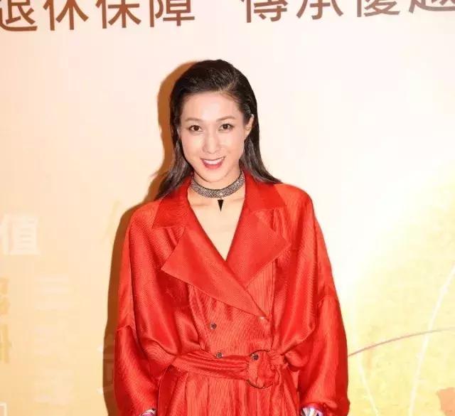 鍾嘉欣帶子女回港要父母幫忙 ，嘉欣直言一個人帶兩個小孩真得搞不掂，真羨慕好姐妹可以一拖三