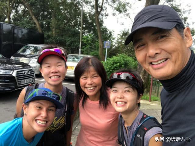 周潤髮帶領眾港星去爬山，63歲米雪與69歲鮑起靜同框似母女！