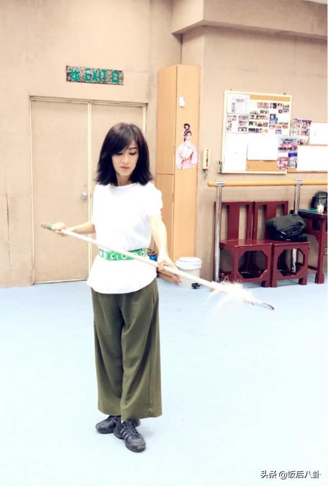 周潤髮帶領眾港星去爬山，63歲米雪與69歲鮑起靜同框似母女！