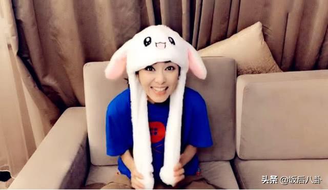 周潤髮帶領眾港星去爬山，63歲米雪與69歲鮑起靜同框似母女！