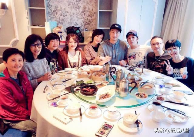 周潤髮帶領眾港星去爬山，63歲米雪與69歲鮑起靜同框似母女！